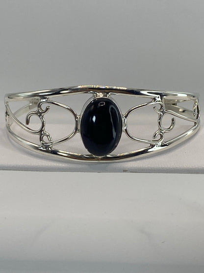 Brazalete de plata 925 con ónix negro, vista frontal mostrando el engaste de la piedra