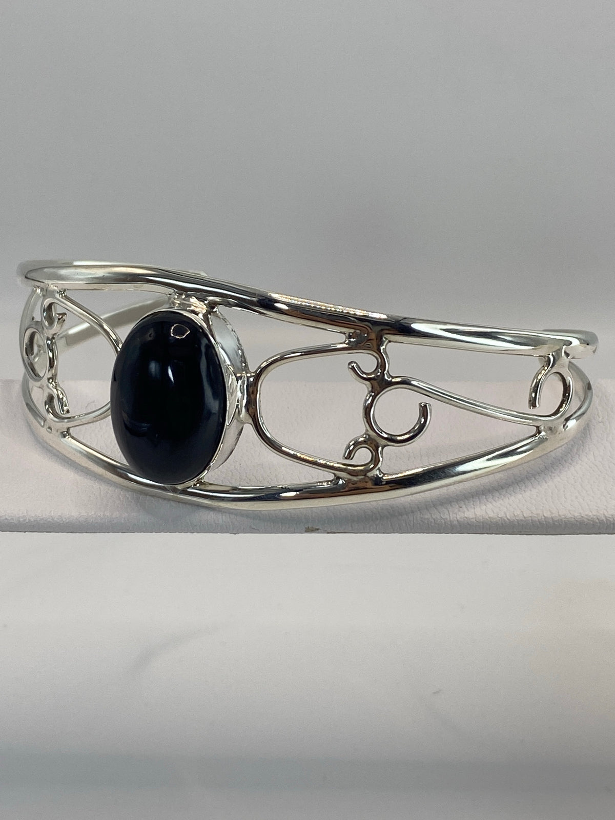 Brazalete rígido sobre la muñeca, diámetro interior 6.1 cm, ancho de banda 5 cm