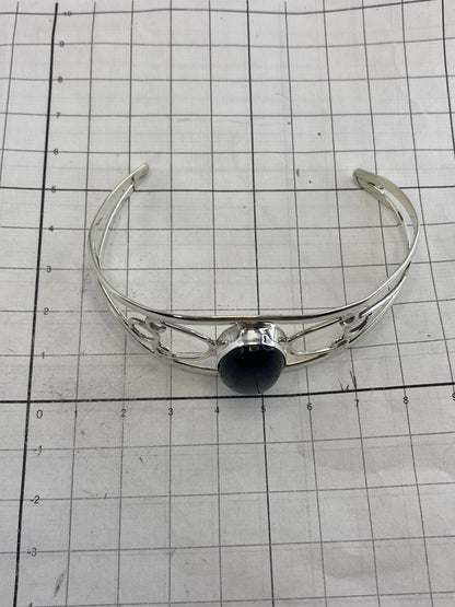 Brazalete sobre fondo blanco, ónix pulido brillante, plata de Taxco