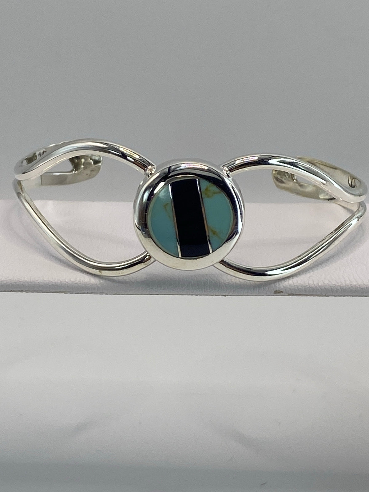 Brazalete de plata rígido con ónix negro y turquesa azul cielo, vista frontal