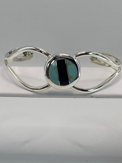 Brazalete de plata rígido con ónix negro y turquesa azul cielo, vista frontal