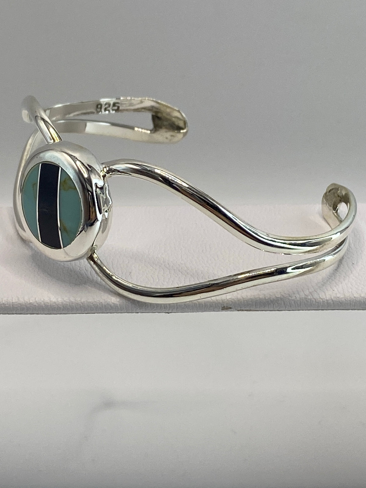 Brazalete tipo puño mostrando el diámetro interior de 6.2 cm y el ancho de banda de 4.5 cm