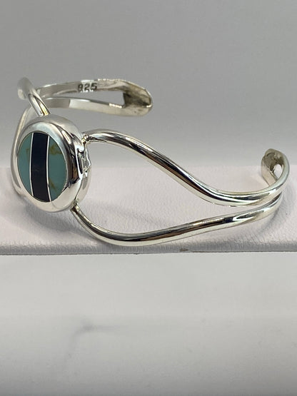 Brazalete tipo puño mostrando el diámetro interior de 6.2 cm y el ancho de banda de 4.5 cm