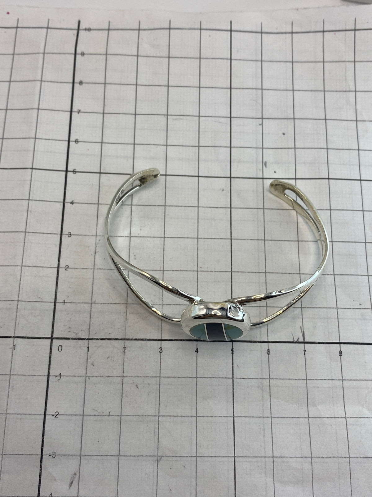 Brazalete puesto en la muñeca, mostrando cómo se lleva elegante