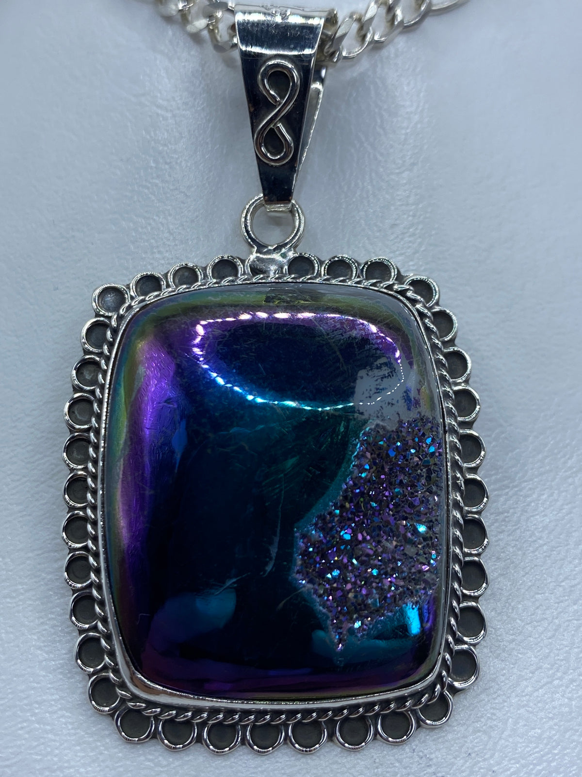 Dije de plata 925 con piedra morada engastada, colgado de cadena plateada