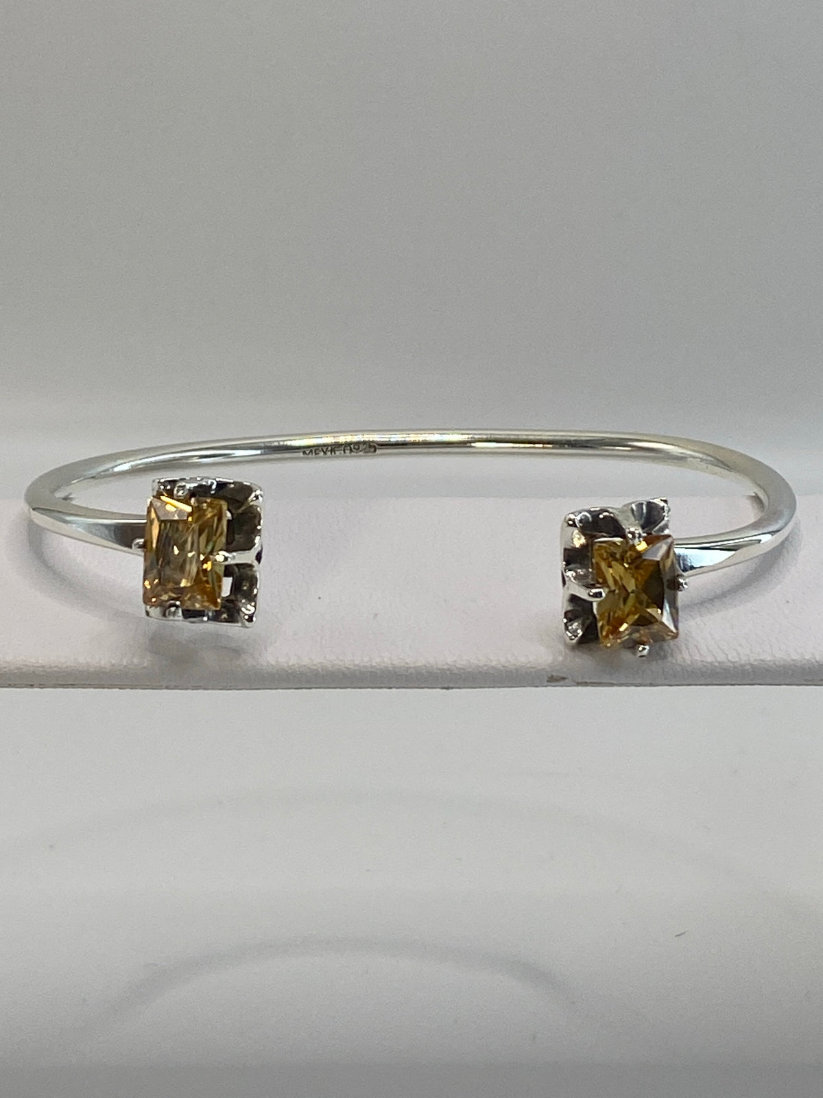 Brazalete de plata 925 rígido con dos piedras de circonia café en los extremos