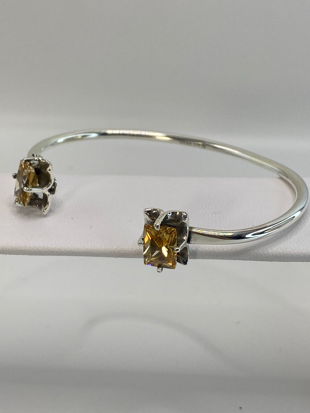 Vista frontal del brazalete de Taxco mostrando el diámetro de 6.4 cm
