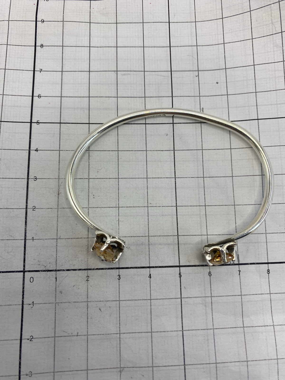 Brazalete puesto en la muñeca mostrando comodidad y ajuste