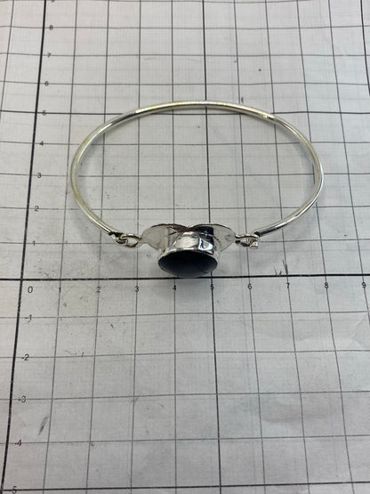Brazalete en muñeca mostrando tamaño y proporción del diámetro interior