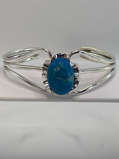 Brazalete de plata rígido con turquesa azul cielo engastada, vista frontal