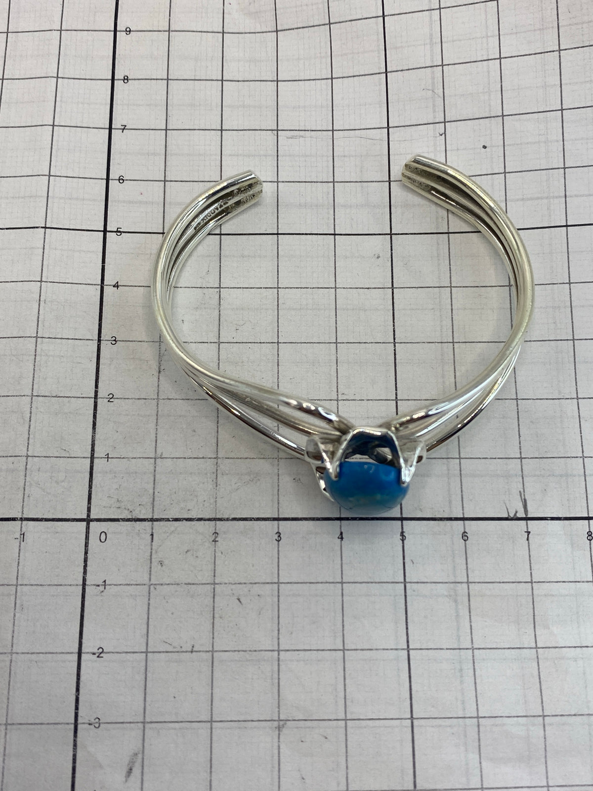 Brazalete de Taxco en la muñeca, mostrando el ancho de 5 cm