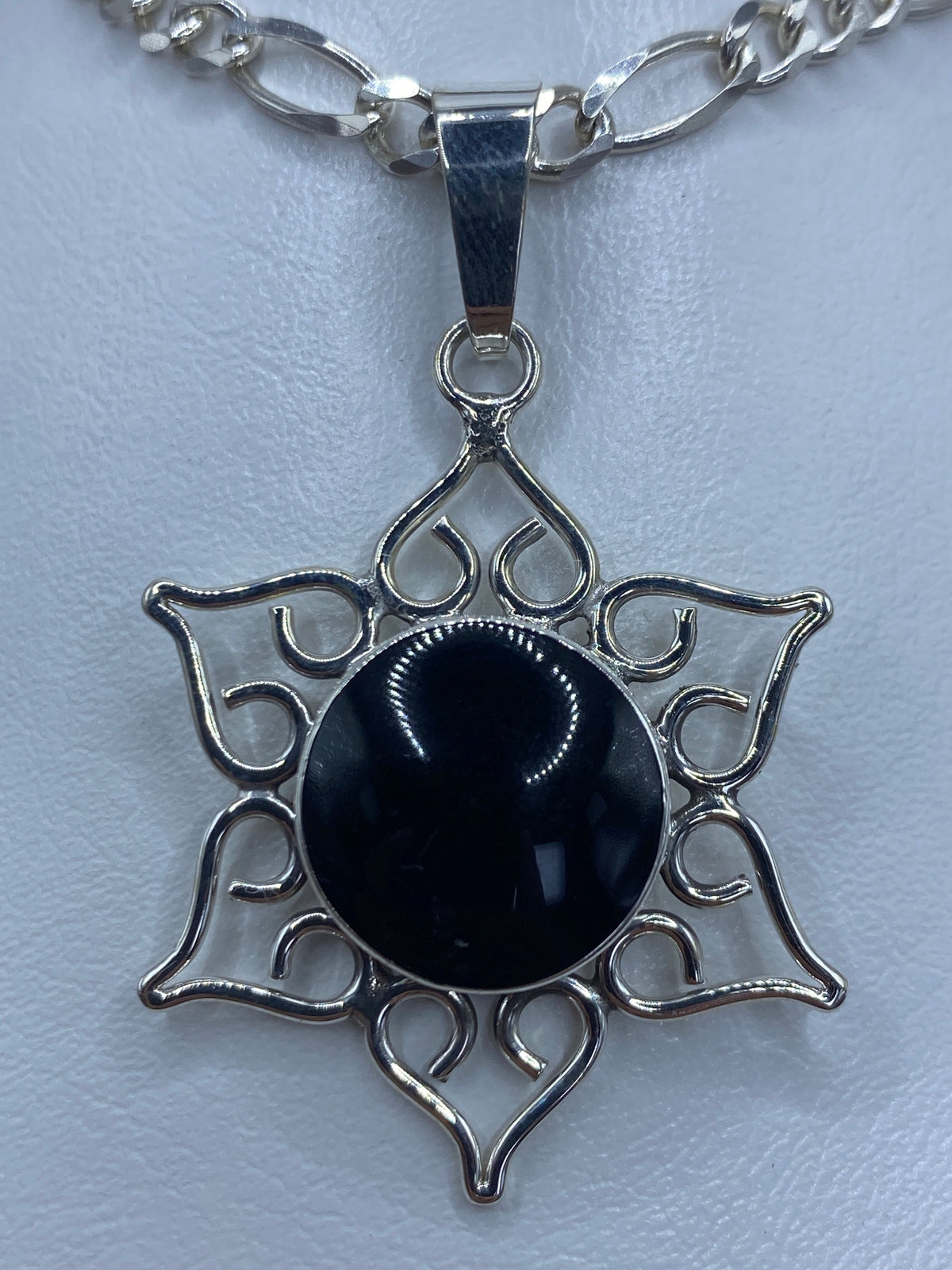 Dije mandala de plata 950 con ónix negro engastado a mano, moldura calada con doce pétalos