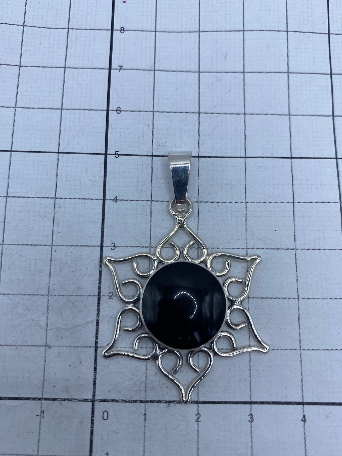 Reverso del dije mandala mostrando el sello 950 MEXICO y el trabajo artesanal de Taxco
