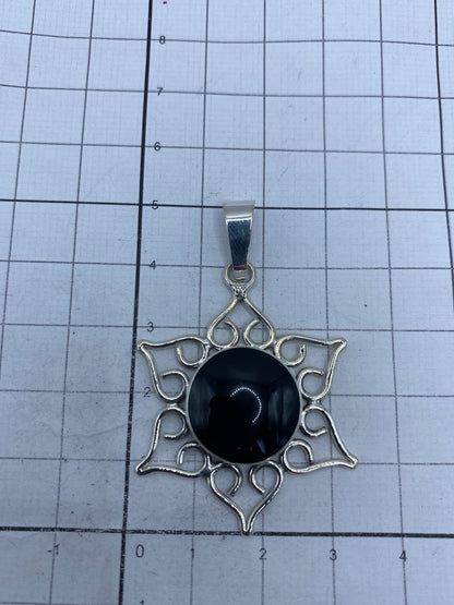 Reverso del dije mandala mostrando el sello 950 MEXICO y el trabajo artesanal de Taxco