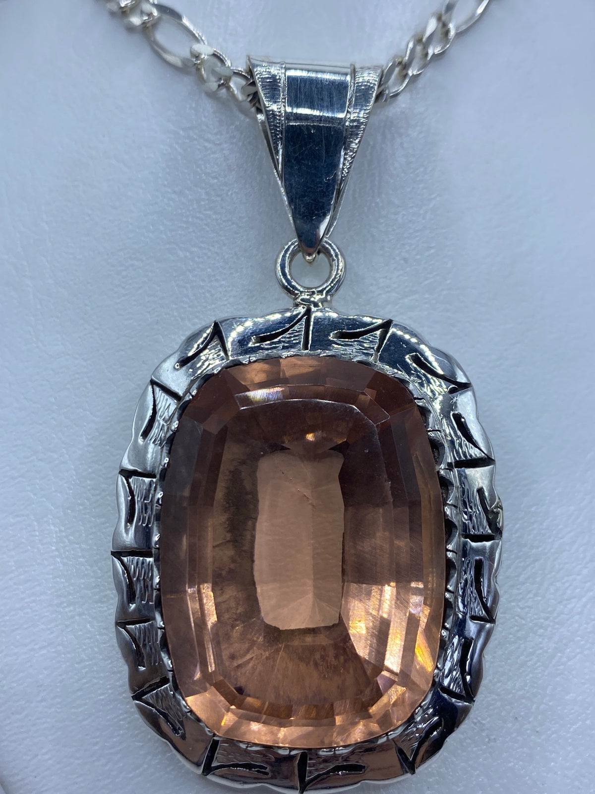 Dije de plata 925 con circonia champagne facetada, vista frontal mostrando la piedra brillante