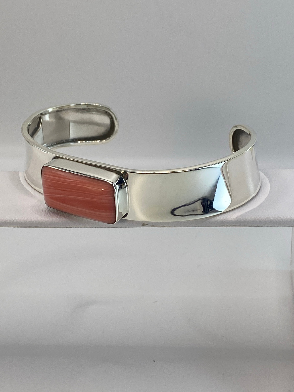 Brazalete de plata 925 con coral roja — detalle del ancho y la profundidad de la banda
