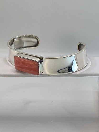 Brazalete de plata 925 con coral roja — detalle del ancho y la profundidad de la banda
