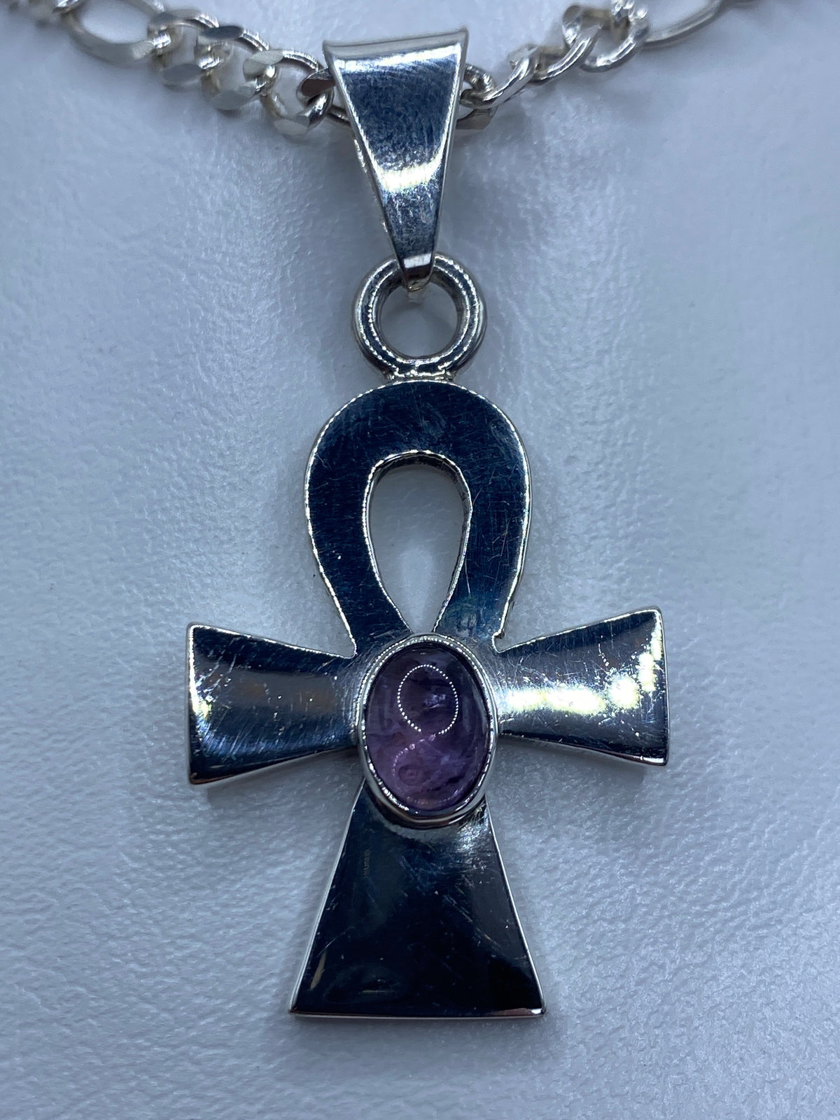 Dije Cruz Ankh de plata 925 con amatista lavanda engastada, vista frontal sobre cadena