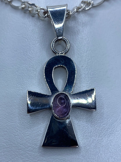 Dije Cruz Ankh de plata 925 con amatista lavanda engastada, vista frontal sobre cadena