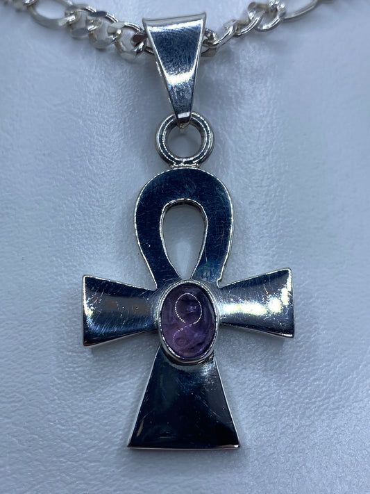 Dije Cruz Ankh de plata 925 con amatista lavanda engastada, vista frontal sobre cadena