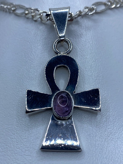Detalle del engaste de amatista en el Ankh plateado, 4.9 cm