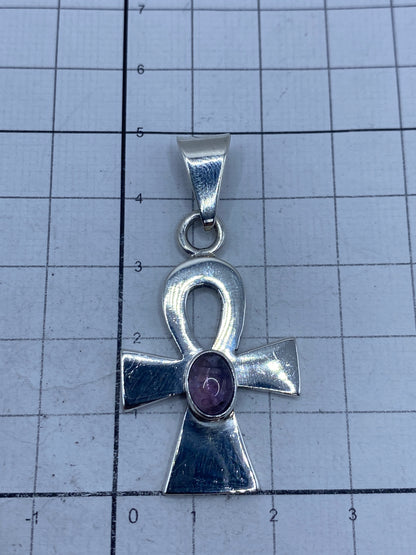 Dije Ankh de plata 925 sobre fondo blanco con el sello 925 visible