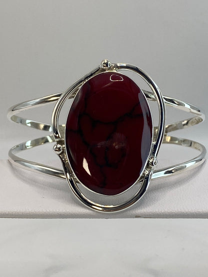 Brazalete de plata rígido con coral rojo engastado, visto de frente