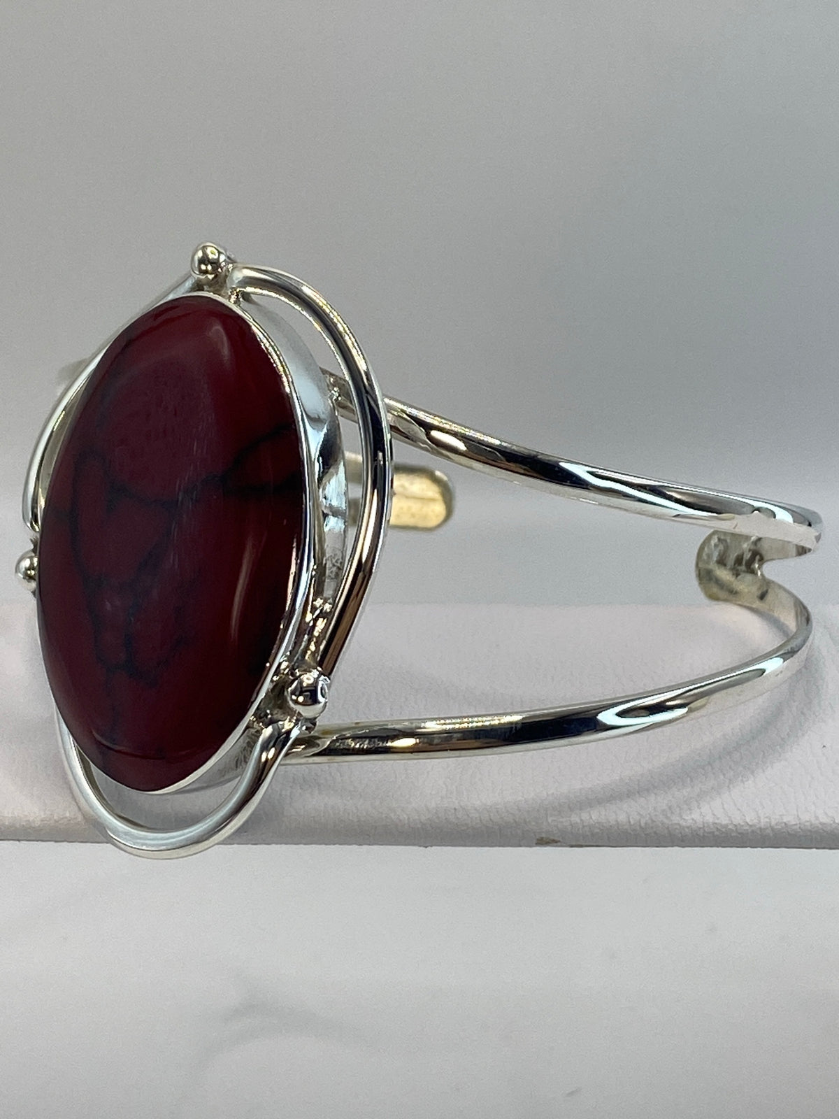 Brazalete de plata 950 con coral sobre la muñeca, mostrando el ancho de banda