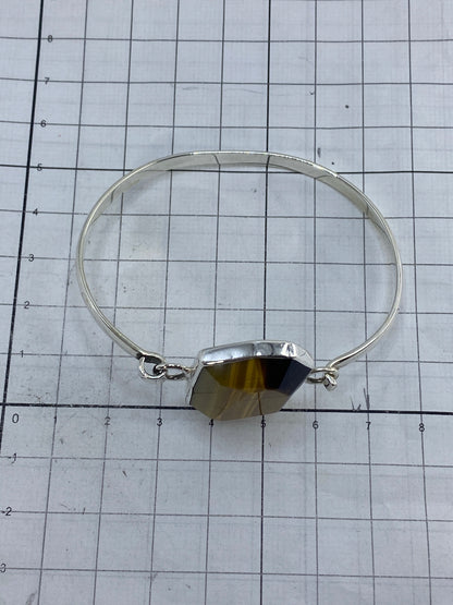 Detalle del reverso del brazalete mostrando el Quinto 950 y acabado pulido de la plata