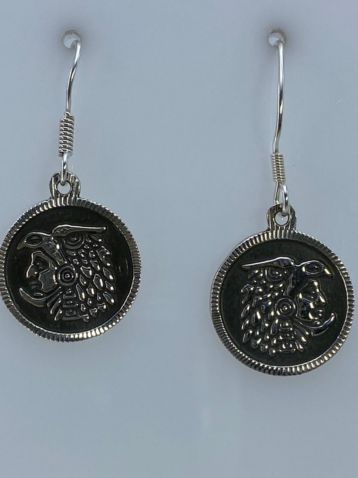Aretes puestos mostrando el tamaño y comodidad en el oído