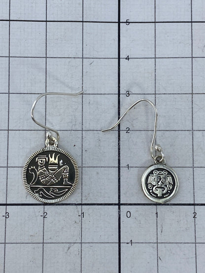Par de aretes de plata sobre fondo blanco mostrando el Quinto 925 en el reverso