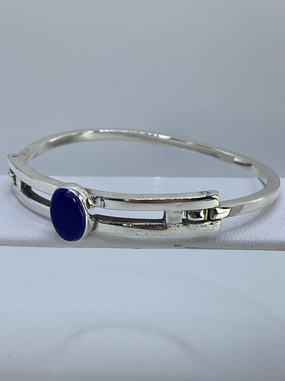 Vista lateral del brazalete mostrando el ancho de la banda de plata y el lapislázuli engastado