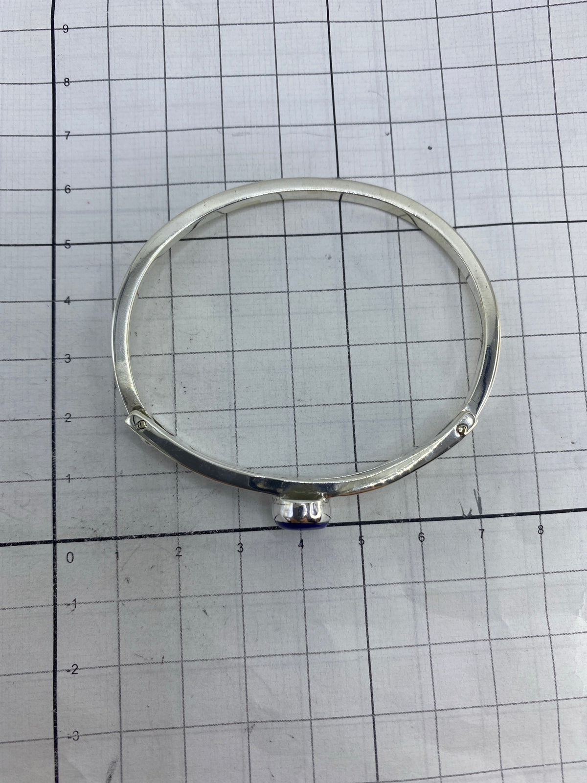 Brazalete puesto en la muñeca mostrando el diámetro interior de 6.4 cm y la presencia de la banda