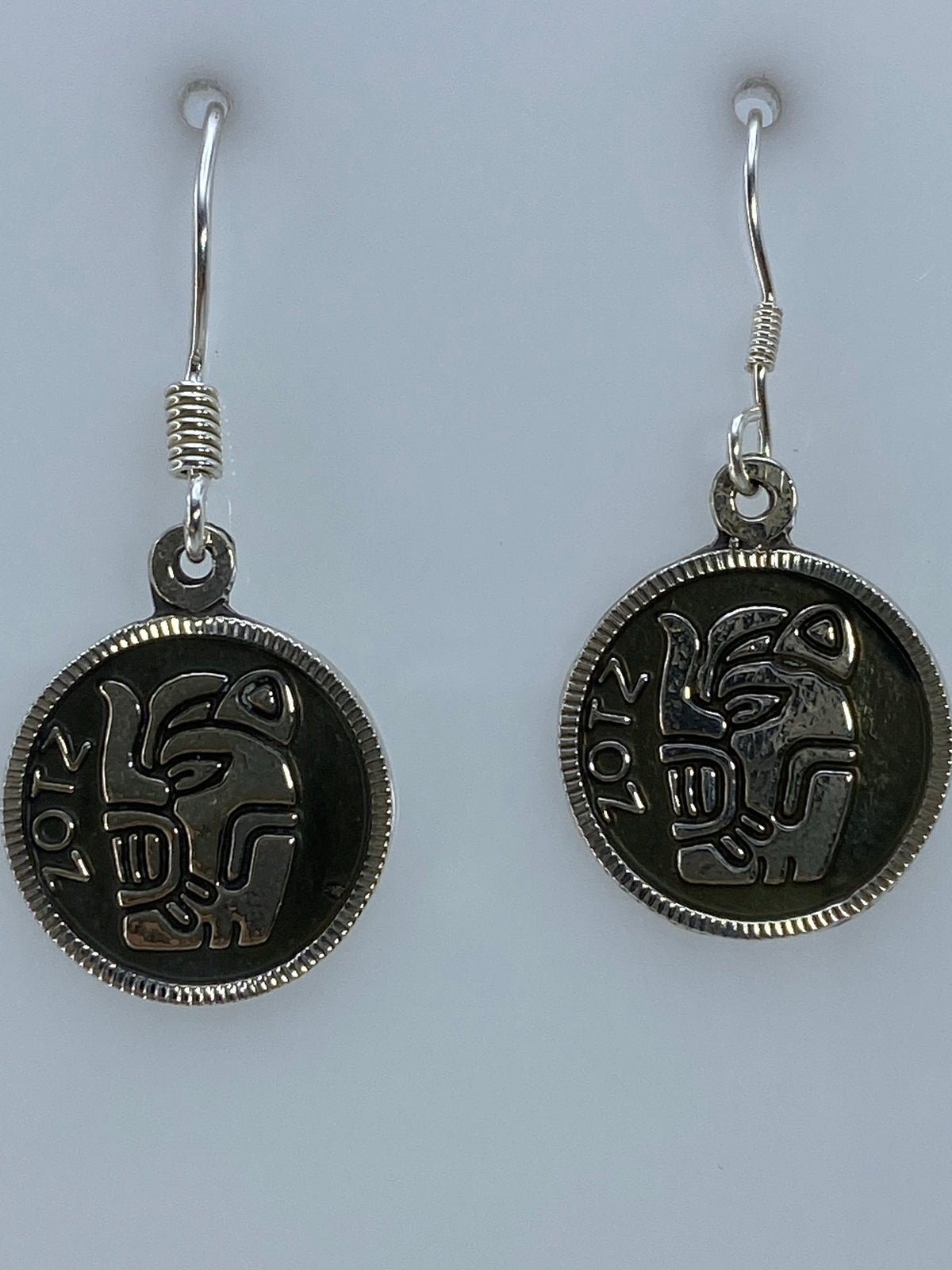 Aretes prehispánicos en plata sobre fondo blanco mostrando el Quinto 950