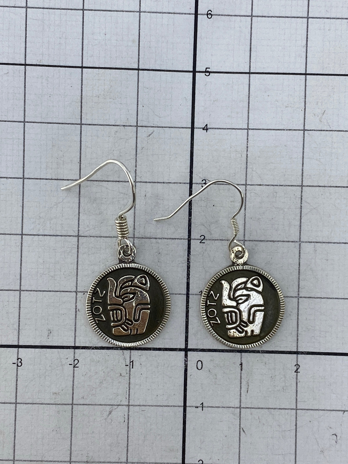 Aretes de repujado artesanal con gancho francés de plata brillante