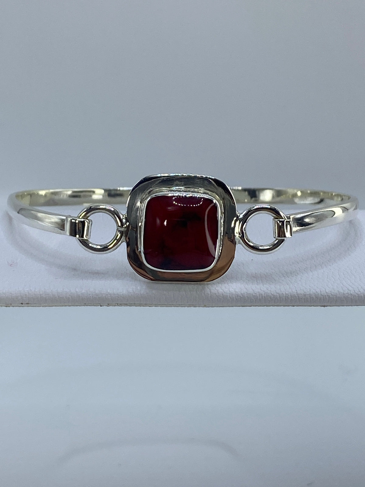 Brazalete de plata 925 con coral rojo engastado, visto desde arriba en muñeca