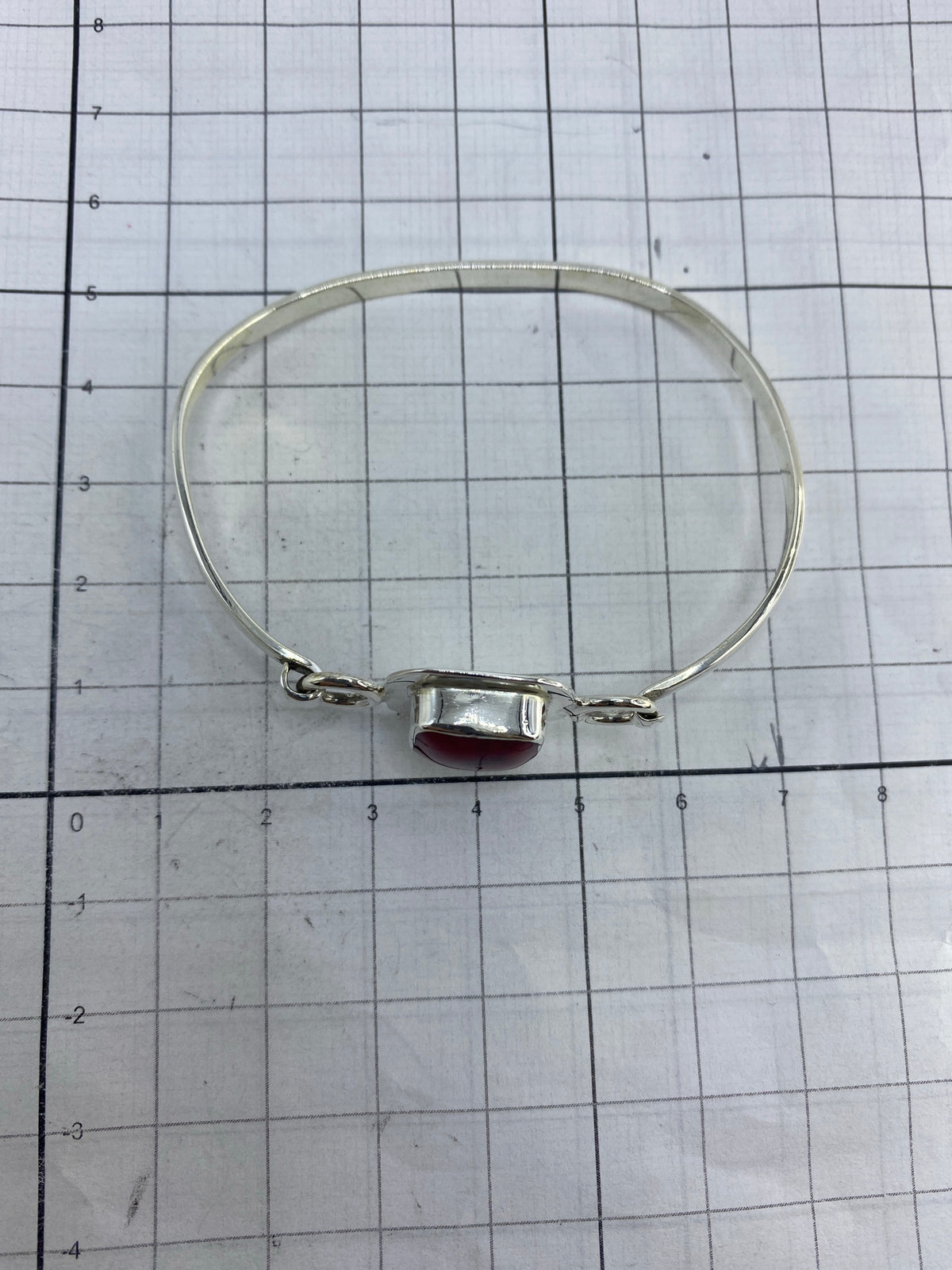 Brazalete sobre fondo blanco con el Quinto 925 visible en la banda interior