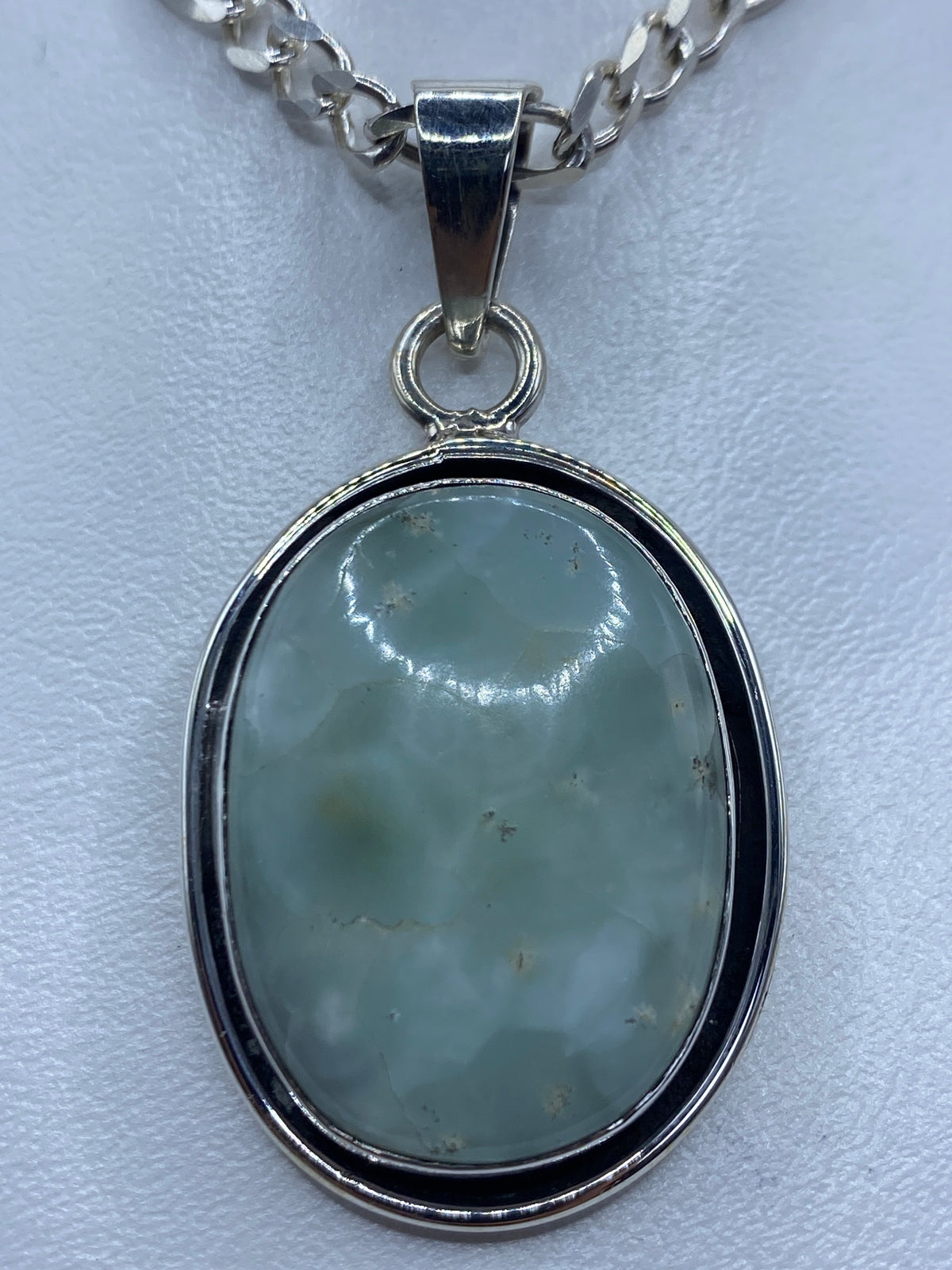 Dije de plata con turquesa azul cielo engastada, colgado de una cadena de eslabón en plata 925