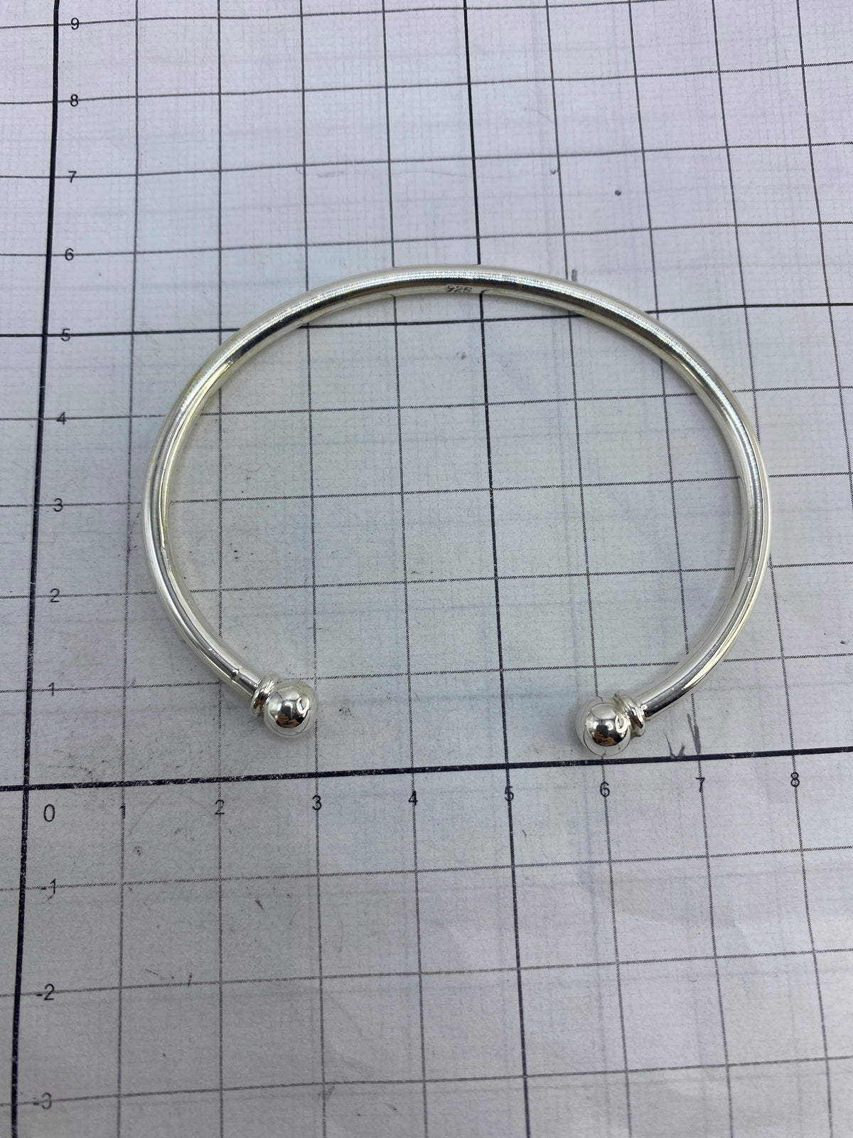 Brazalete sobre fondo blanco mostrando el Quinto 925