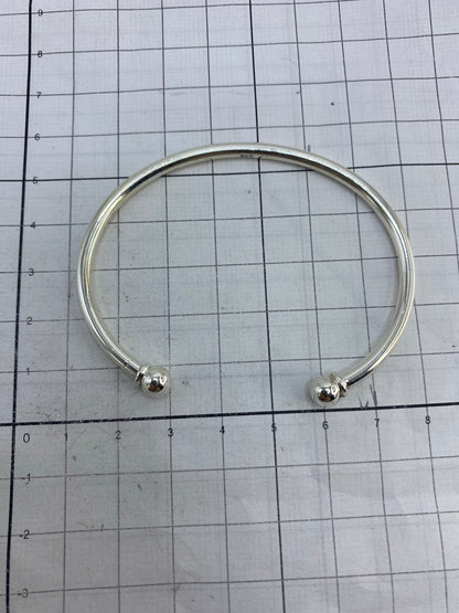 Brazalete sobre fondo blanco mostrando el Quinto 925