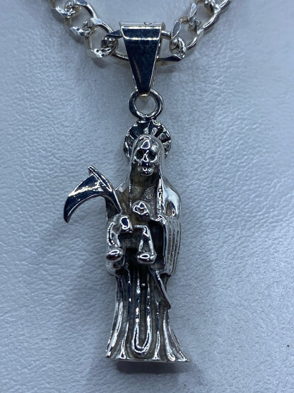 Dije de plata 925 con Santa Muerte repujada, colgado de cadena de eslabones