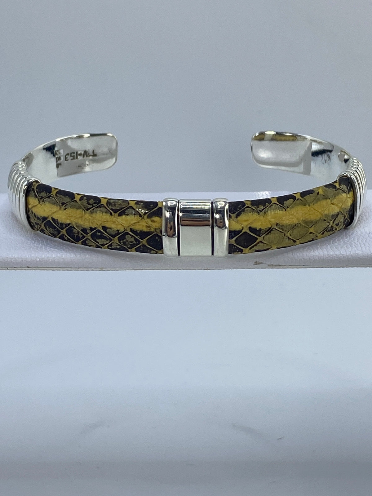 Brazalete de plata rígido cartoneado con textura piel de víbora, diámetro 6.5 cm, sobre fondo neutro