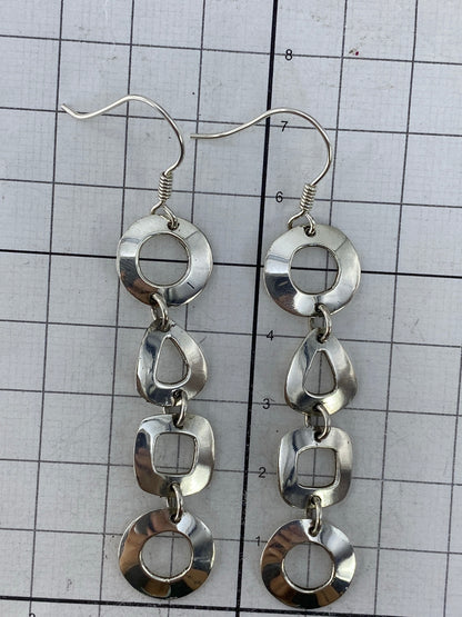 Aretes sobre fondo blanco con el Quinto 950 visible en el eslabón central
