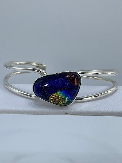 Brazalete de plata 925 con piedra multicolor en la muneca de una mujer