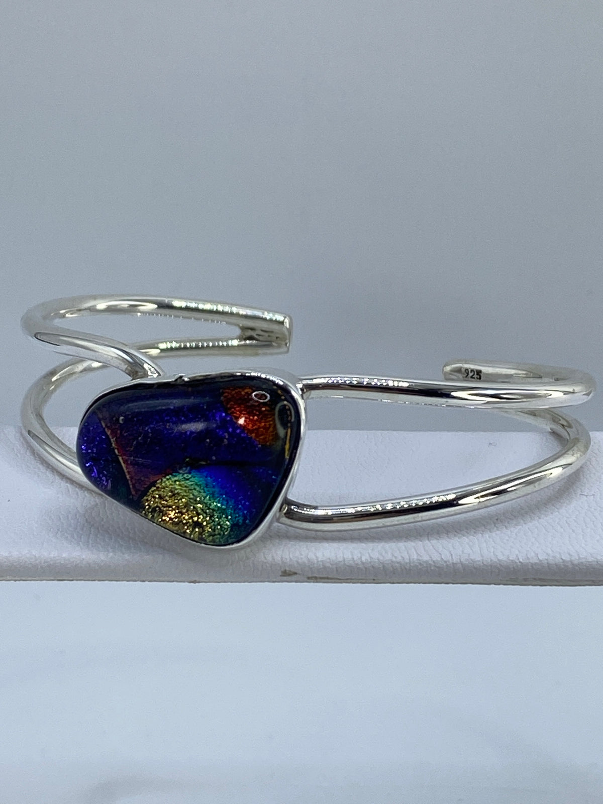 Vista frontal del brazalete rigido tipo esclava con detalles de la piedra