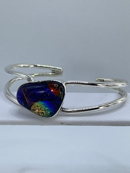 Vista frontal del brazalete rigido tipo esclava con detalles de la piedra