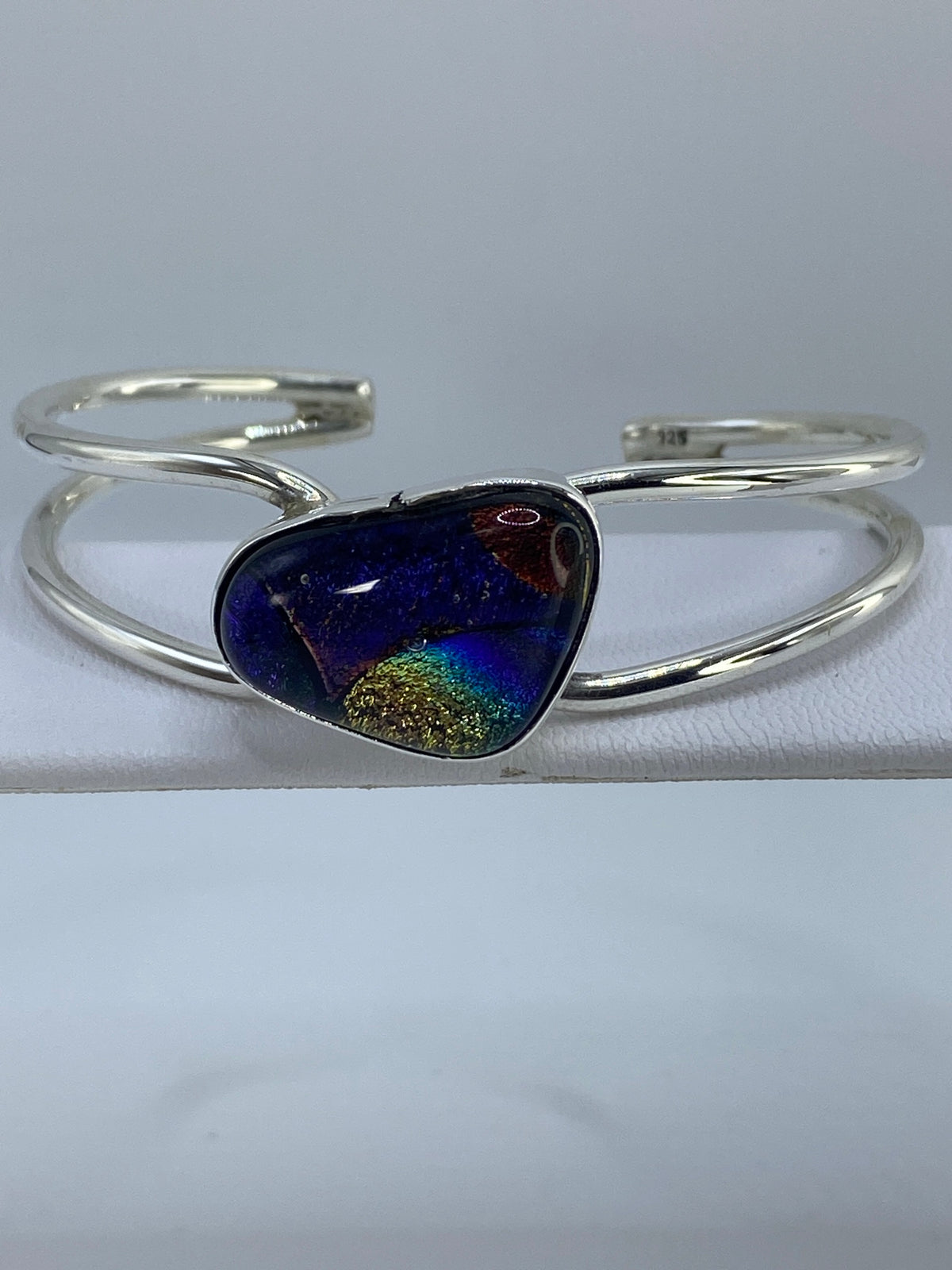 Detalle de la incrustacion de piedra multicolor en plata de Taxco