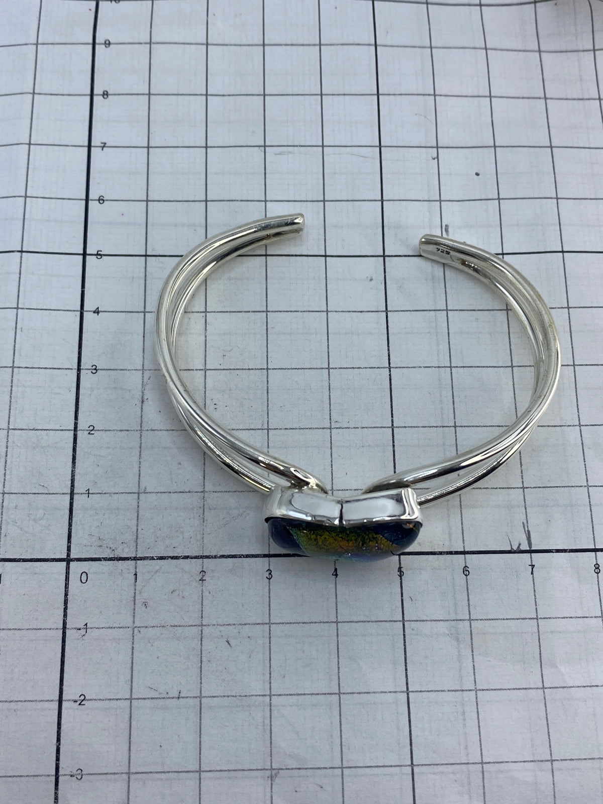 Brazalete sobre escala mostrando el peso de 23 gramos y el sello 925