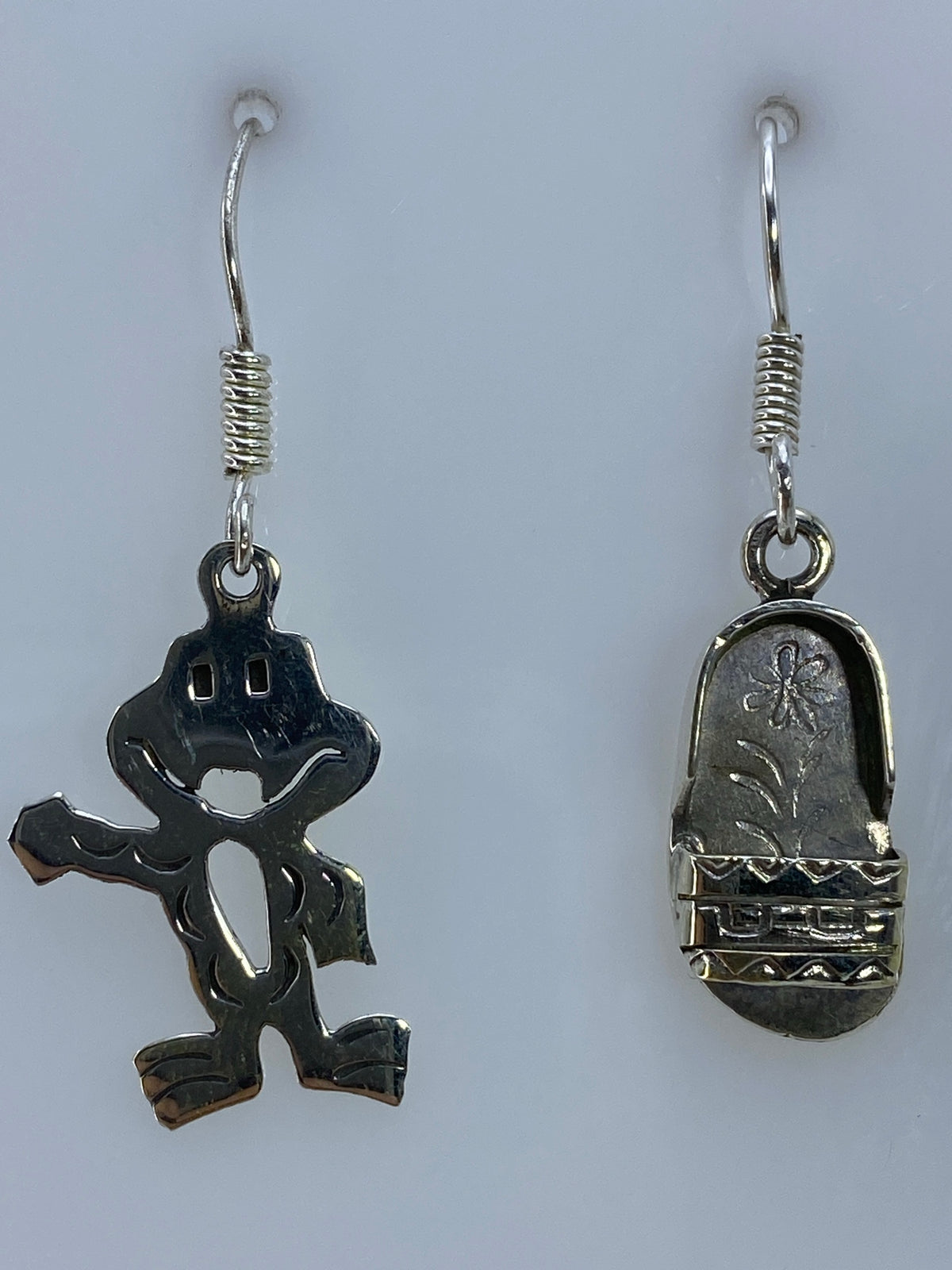 Par de aretes de plata 950 con personaje prehispánico repujado en Taxco, vista frontal
