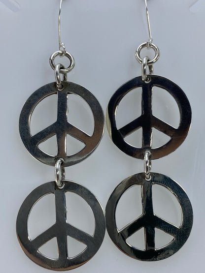 Aretes de plata 925 con símbolo paz calado, par completo colgando